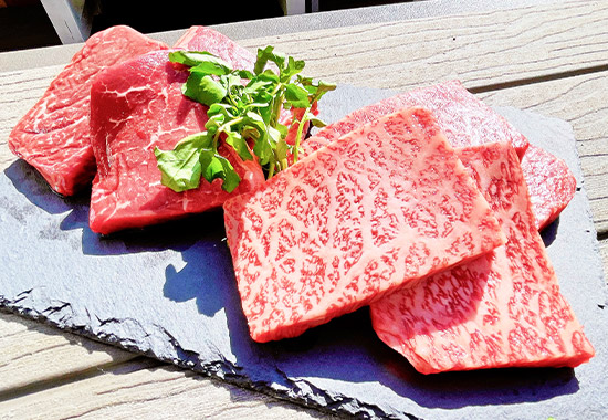 A5最高级别的宫崎和牛与本地足柄和牛BBQ