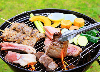 お食事は大自然の中でBBQを!