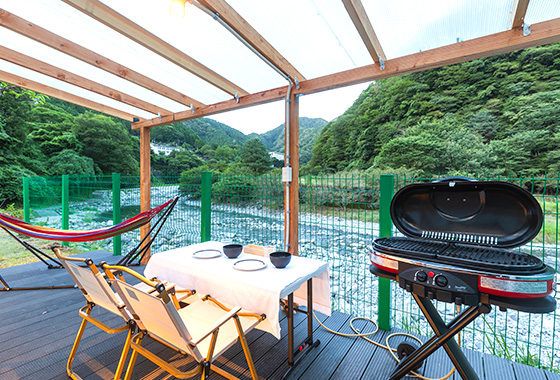 川沿い絶景とともに最高級A5和牛BBQが楽しめる。